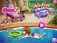 Игра София плавает в бассейне